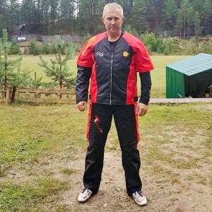 красный легкий защитный костюм для тренировки собак